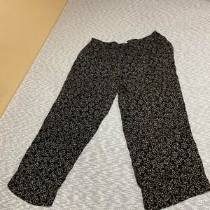 Monterey Bay black and cream floral print capri pants Size PXL. SKU924